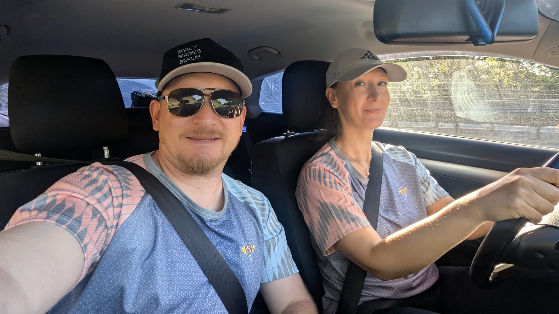 Mario und Steffi unterwegs nach Braunschweig im Auto