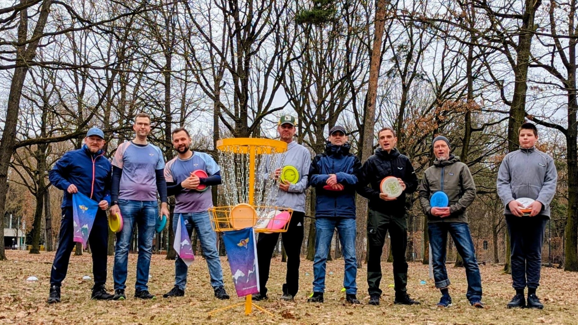 Die Early Birdies beim Training mit dem neuen Korb: "Olaf".